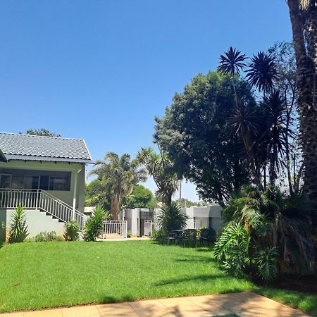 8 On Acacia Guesthouse Bedfordview Bagian luar foto