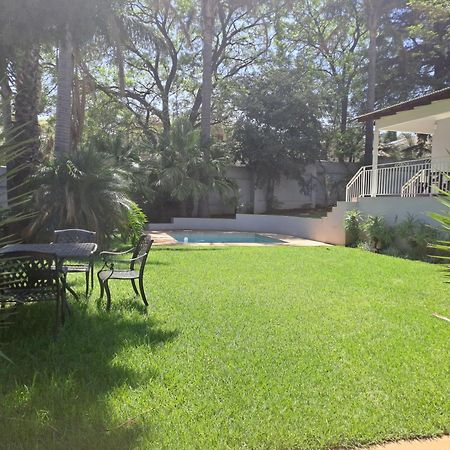 8 On Acacia Guesthouse Bedfordview Bagian luar foto