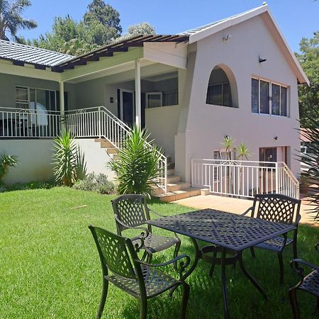 8 On Acacia Guesthouse Bedfordview Bagian luar foto