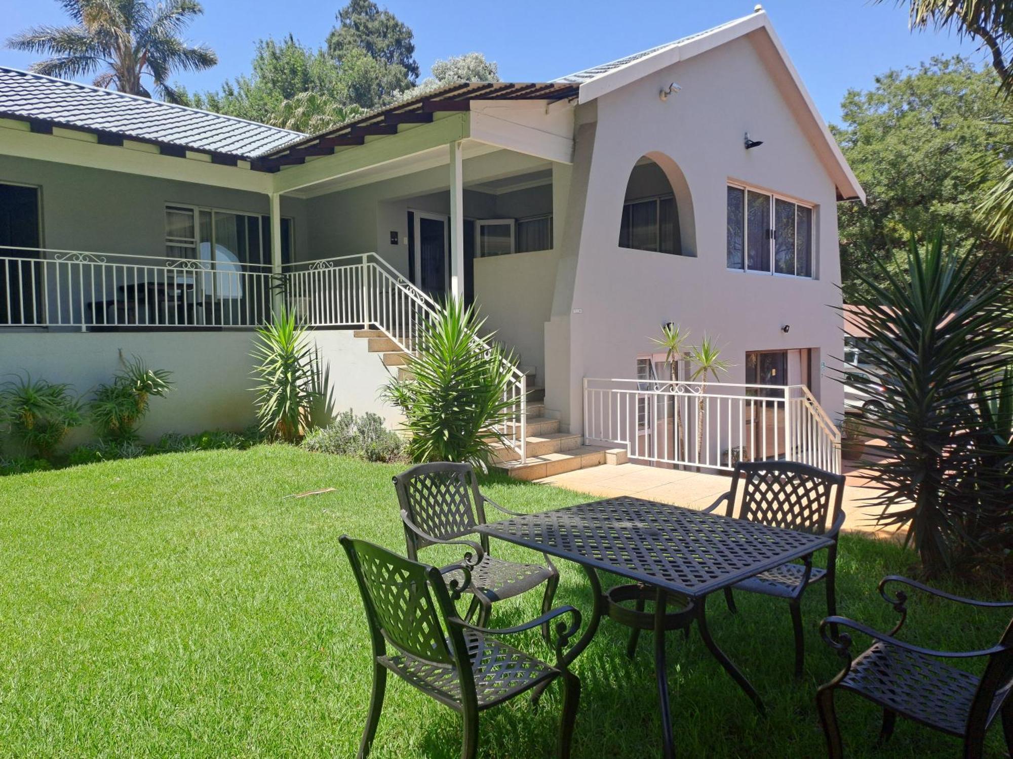 8 On Acacia Guesthouse Bedfordview Bagian luar foto