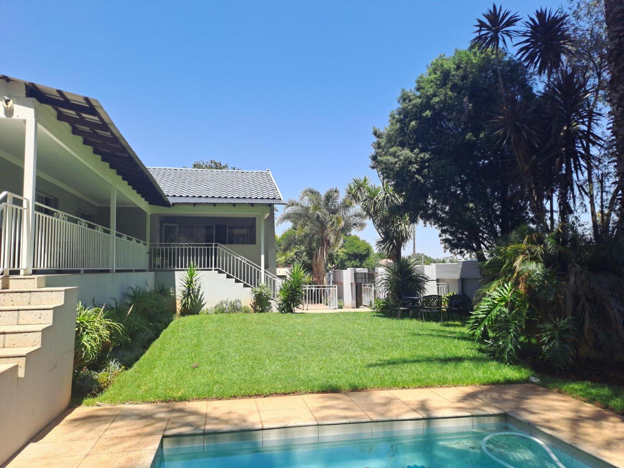 8 On Acacia Guesthouse Bedfordview Bagian luar foto