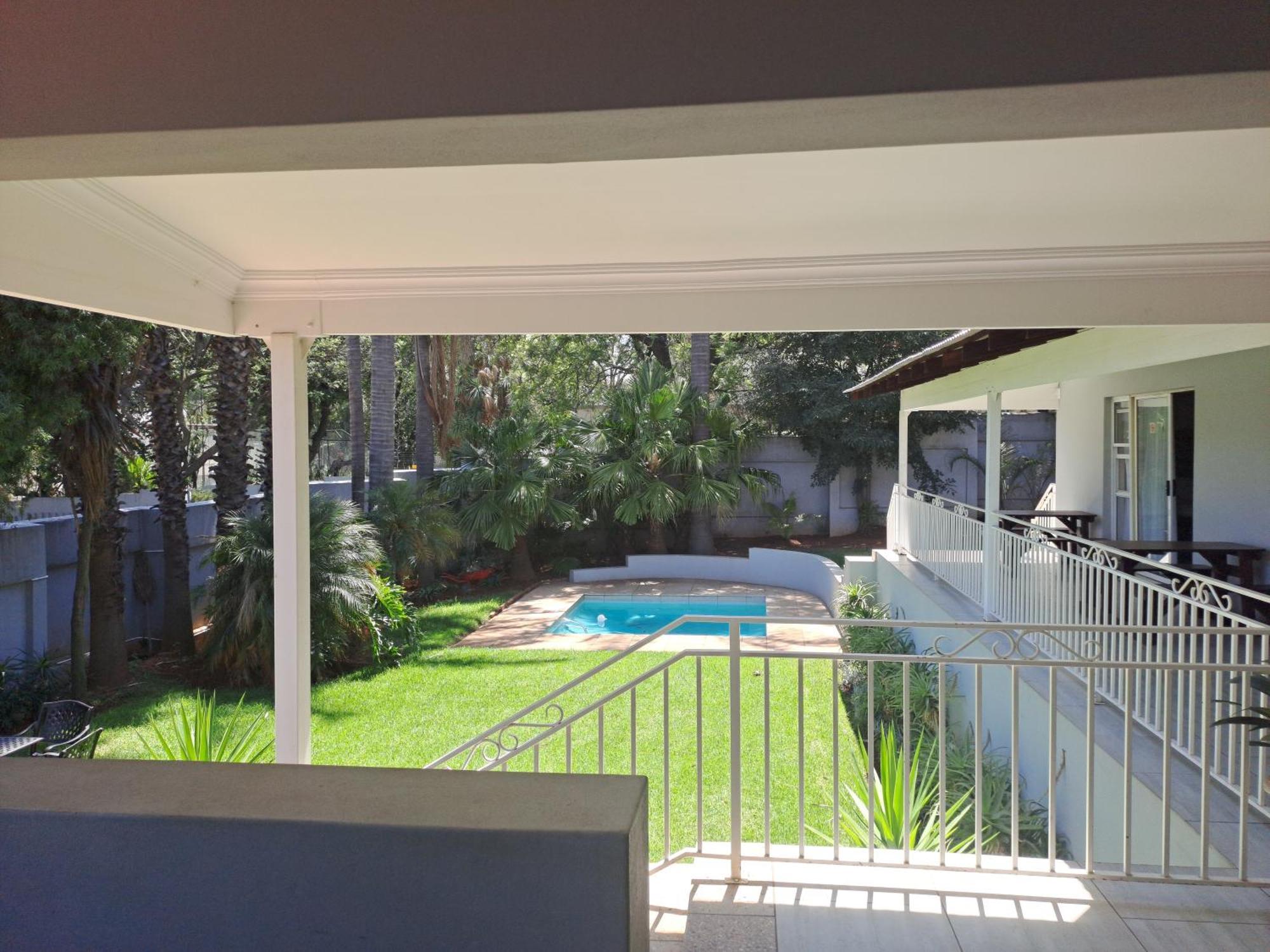 8 On Acacia Guesthouse Bedfordview Bagian luar foto