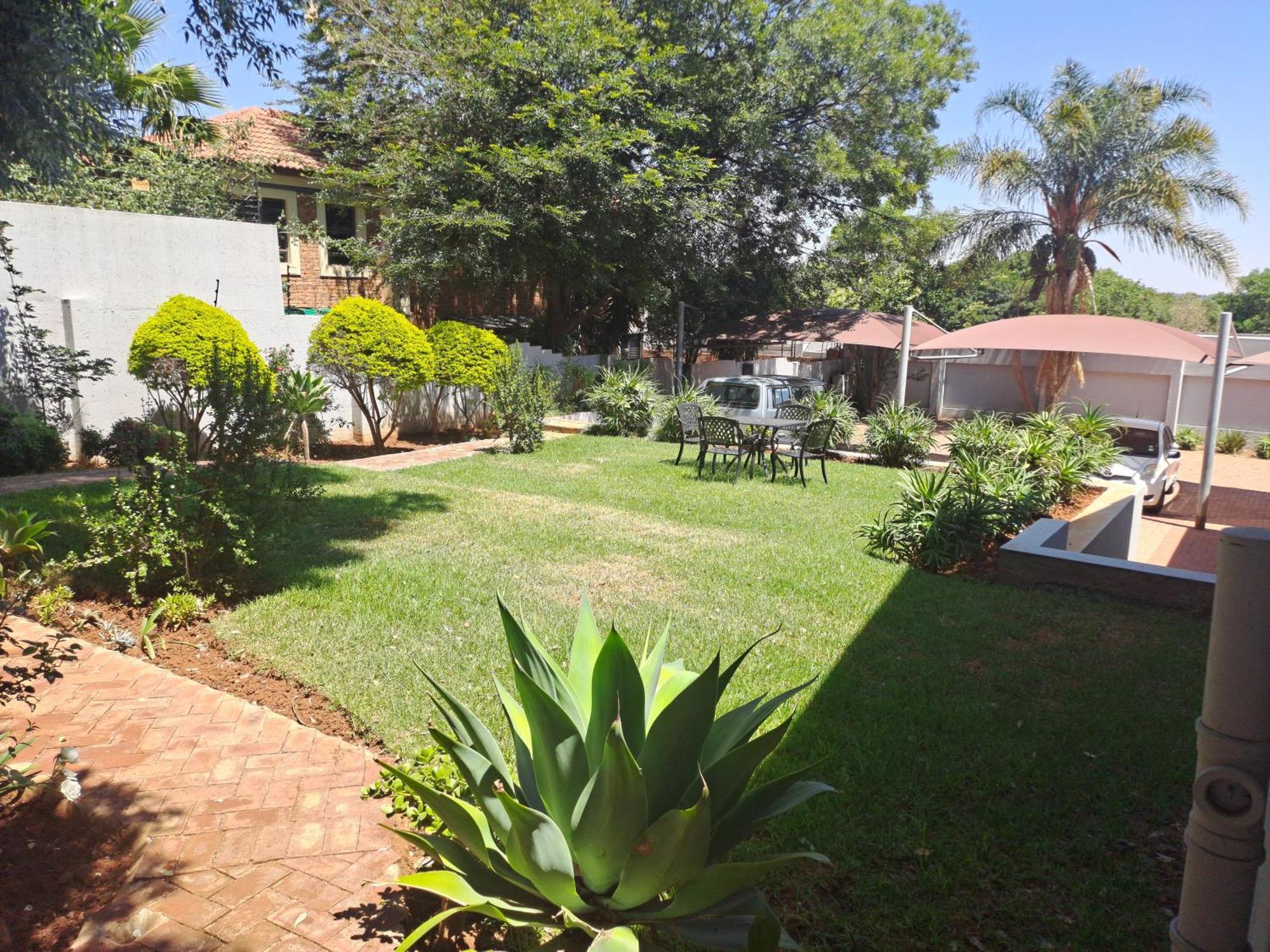 8 On Acacia Guesthouse Bedfordview Bagian luar foto