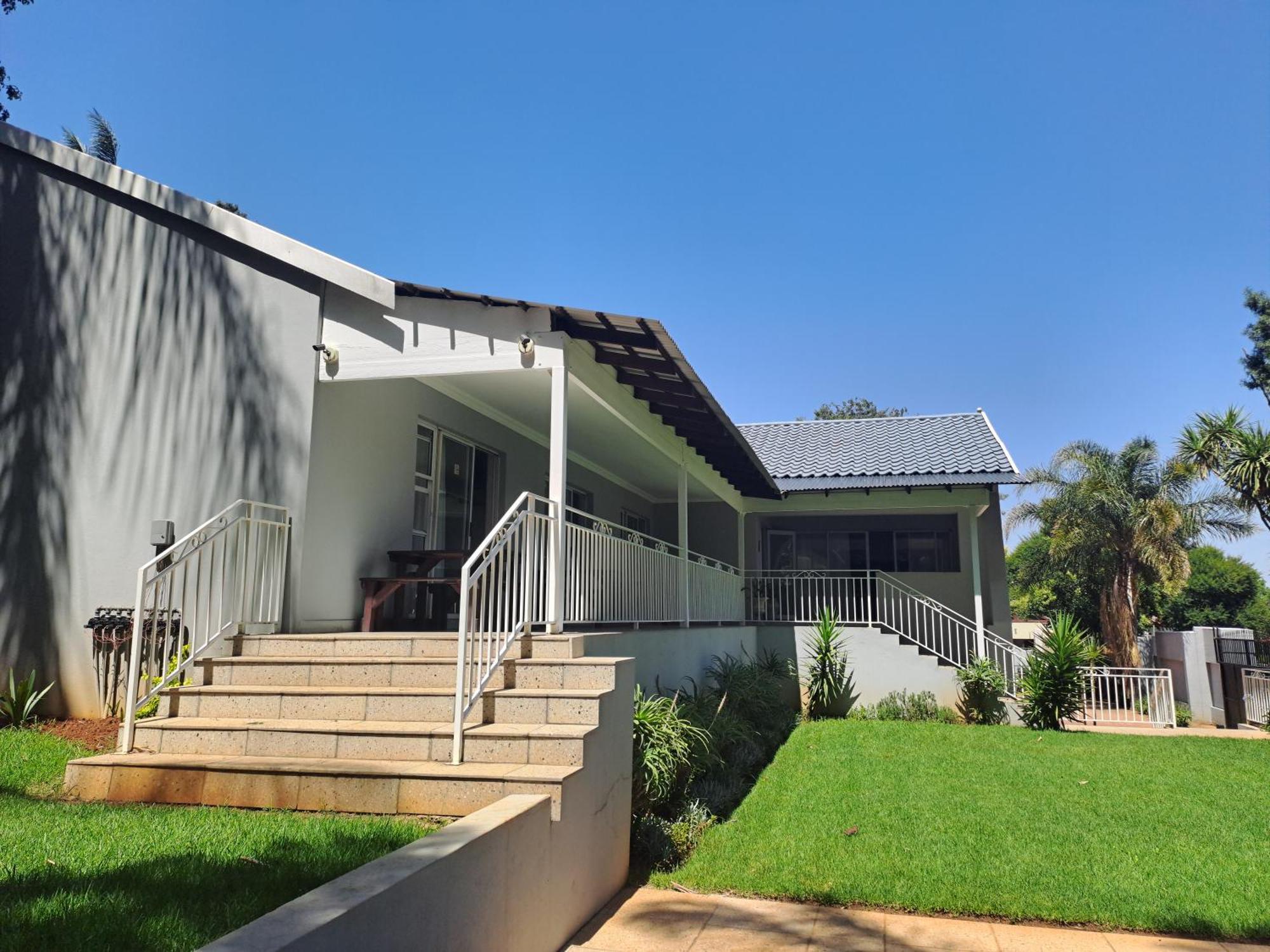 8 On Acacia Guesthouse Bedfordview Bagian luar foto