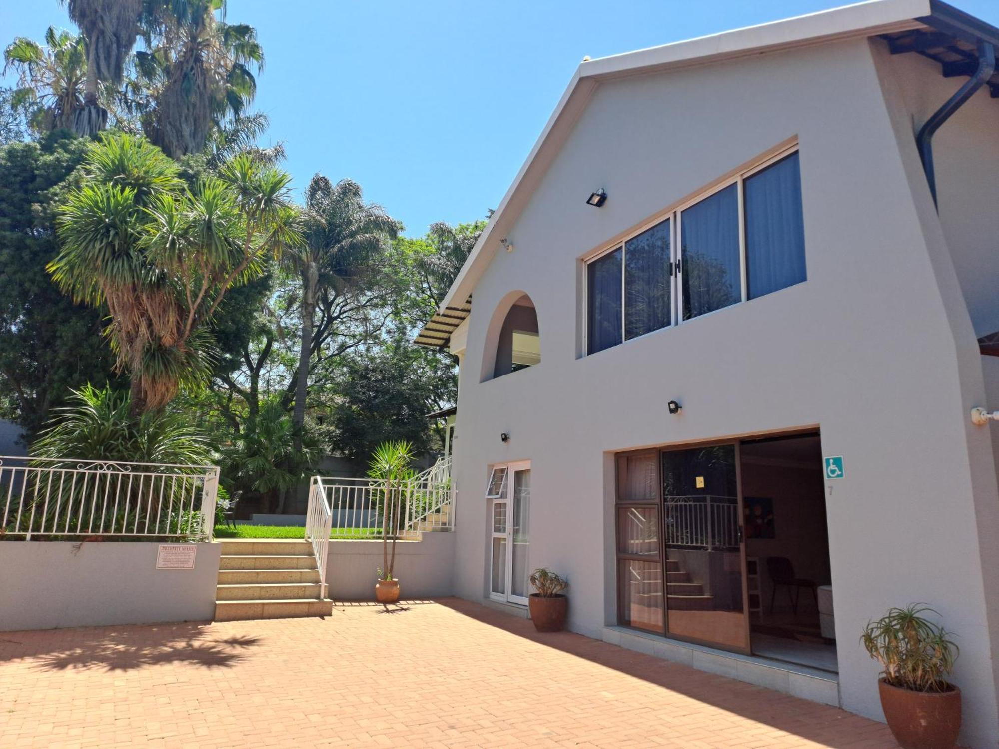 8 On Acacia Guesthouse Bedfordview Bagian luar foto