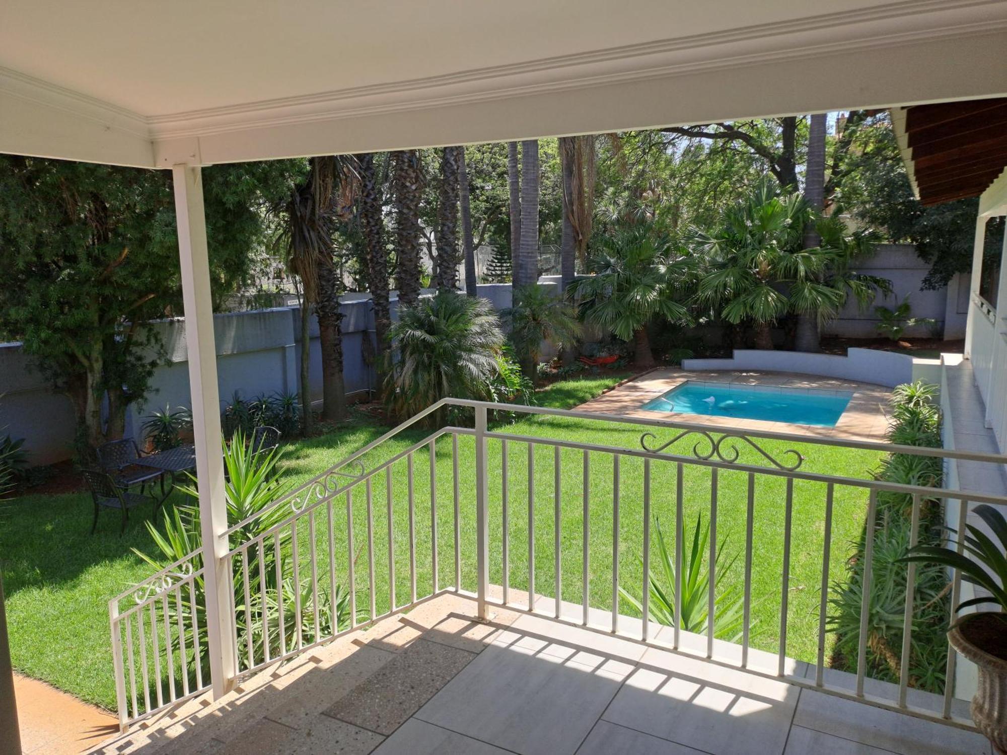 8 On Acacia Guesthouse Bedfordview Bagian luar foto