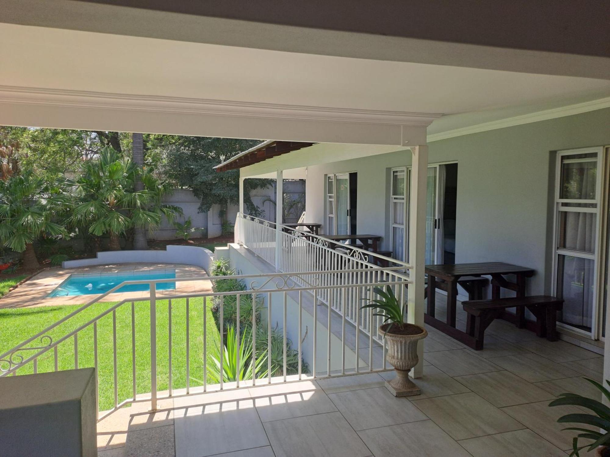 8 On Acacia Guesthouse Bedfordview Bagian luar foto