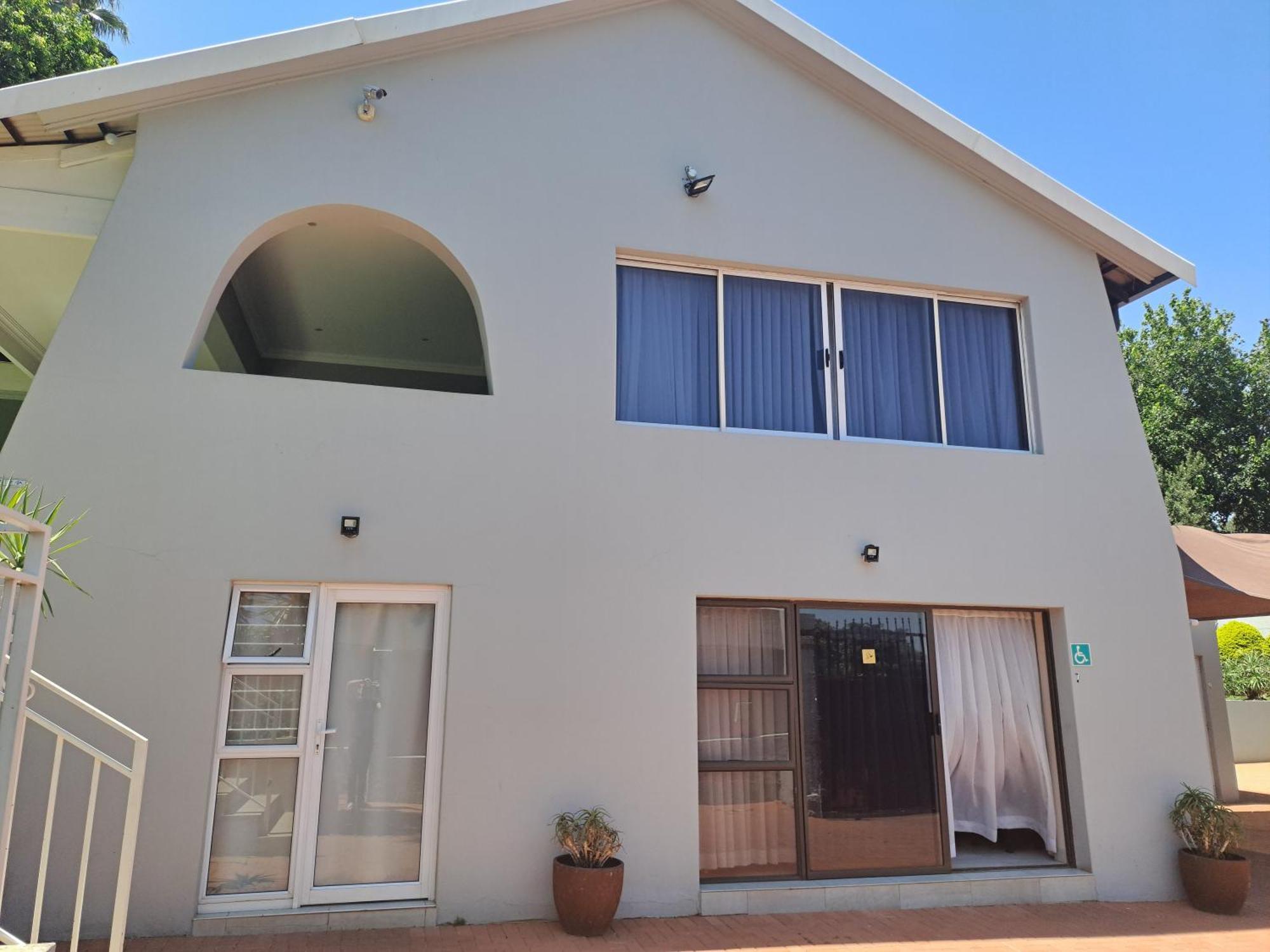 8 On Acacia Guesthouse Bedfordview Bagian luar foto