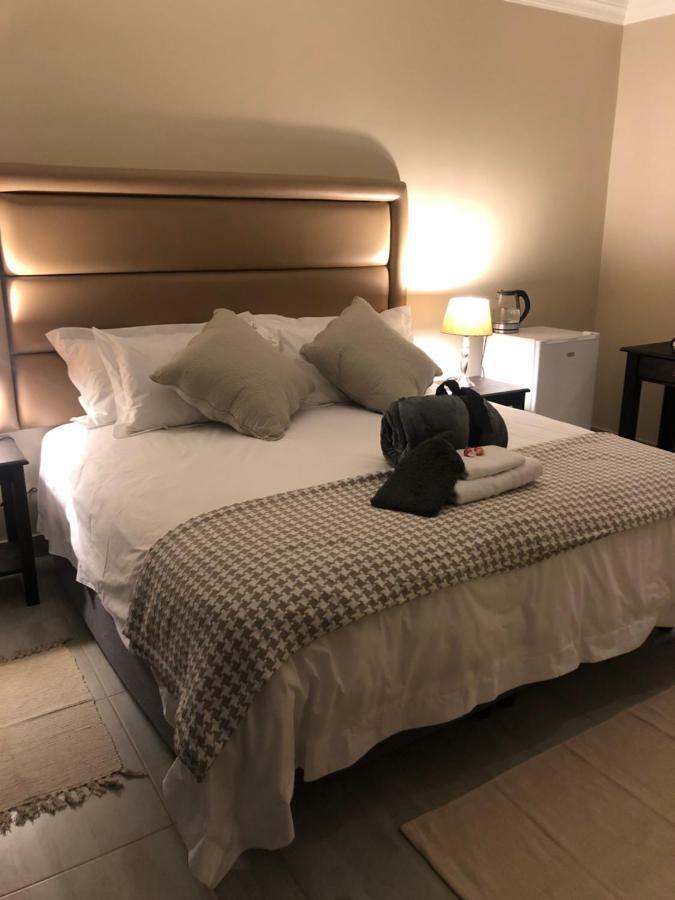 8 On Acacia Guesthouse Bedfordview Bagian luar foto