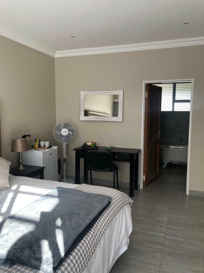 8 On Acacia Guesthouse Bedfordview Bagian luar foto