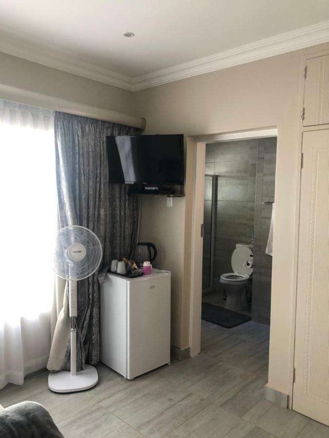 8 On Acacia Guesthouse Bedfordview Bagian luar foto