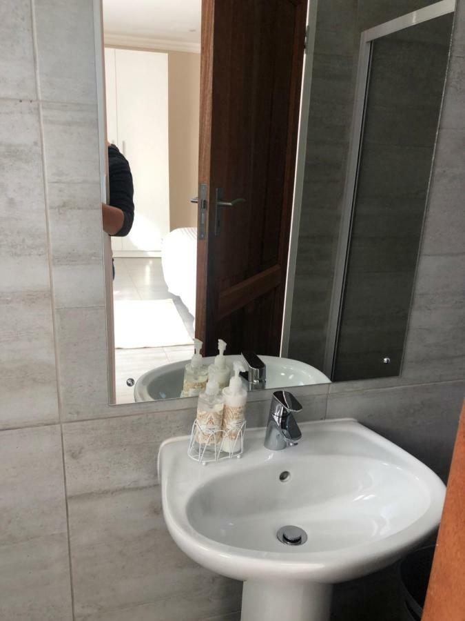8 On Acacia Guesthouse Bedfordview Bagian luar foto