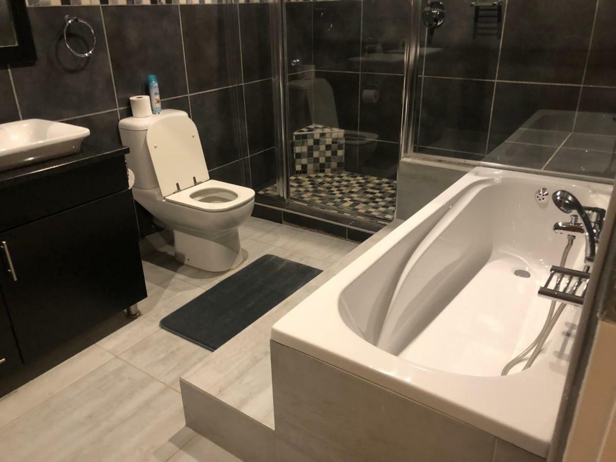 8 On Acacia Guesthouse Bedfordview Bagian luar foto