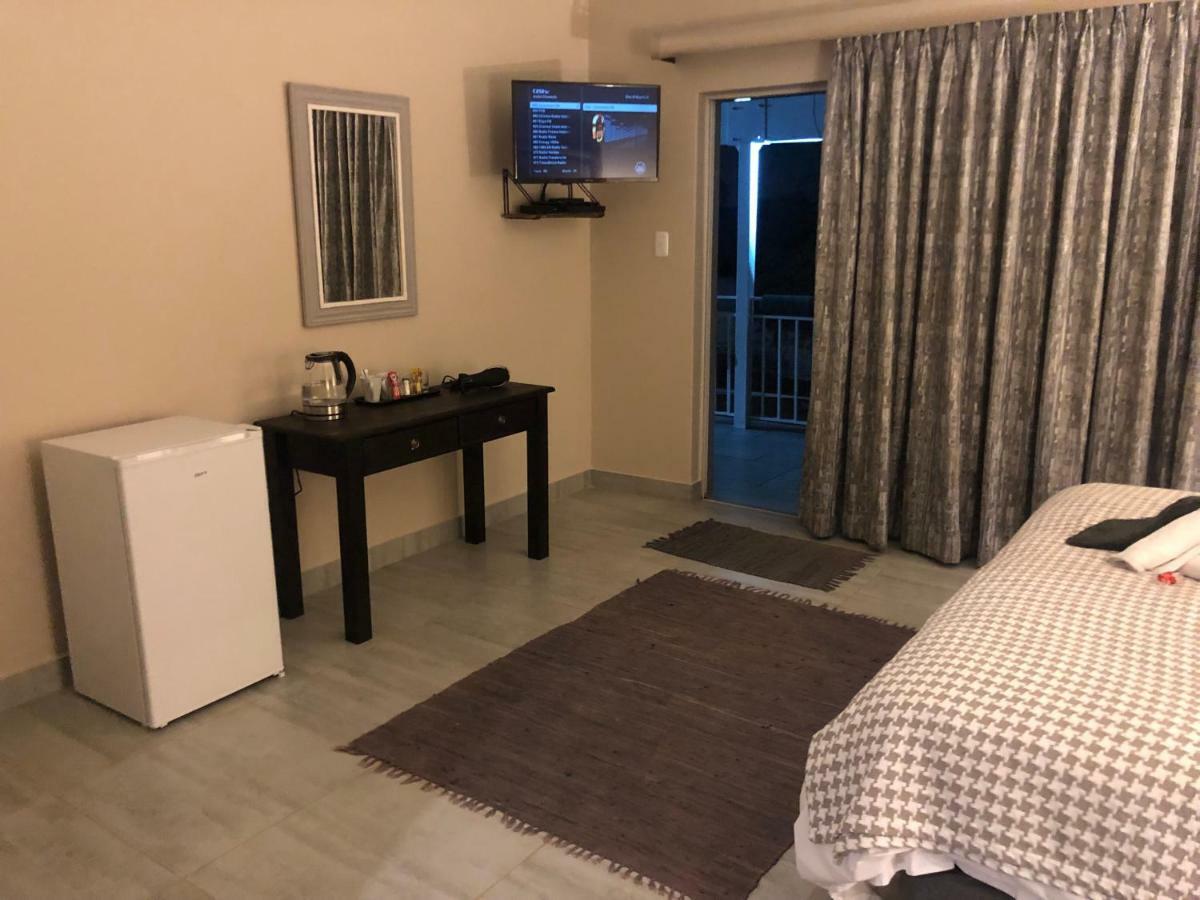 8 On Acacia Guesthouse Bedfordview Bagian luar foto