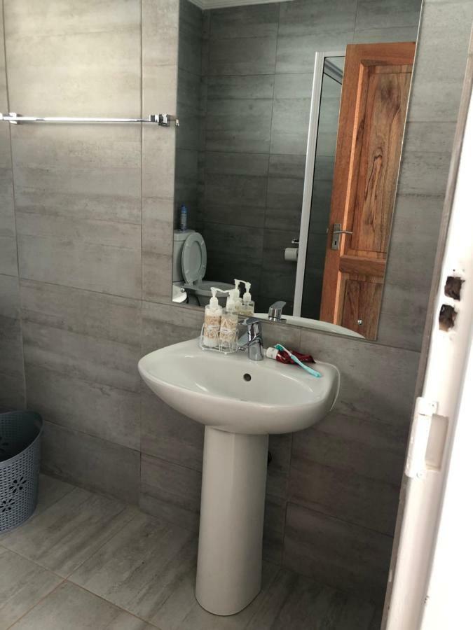 8 On Acacia Guesthouse Bedfordview Bagian luar foto