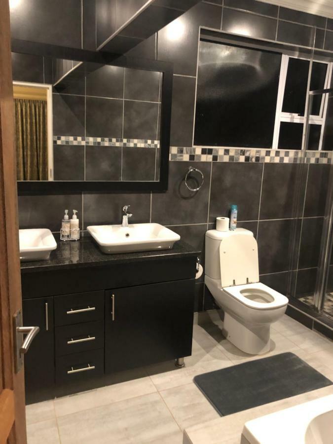 8 On Acacia Guesthouse Bedfordview Bagian luar foto