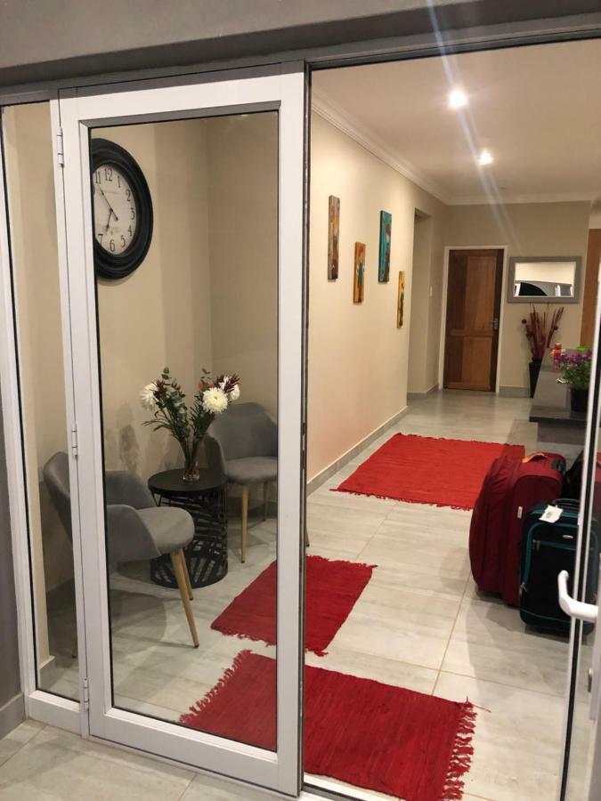 8 On Acacia Guesthouse Bedfordview Bagian luar foto