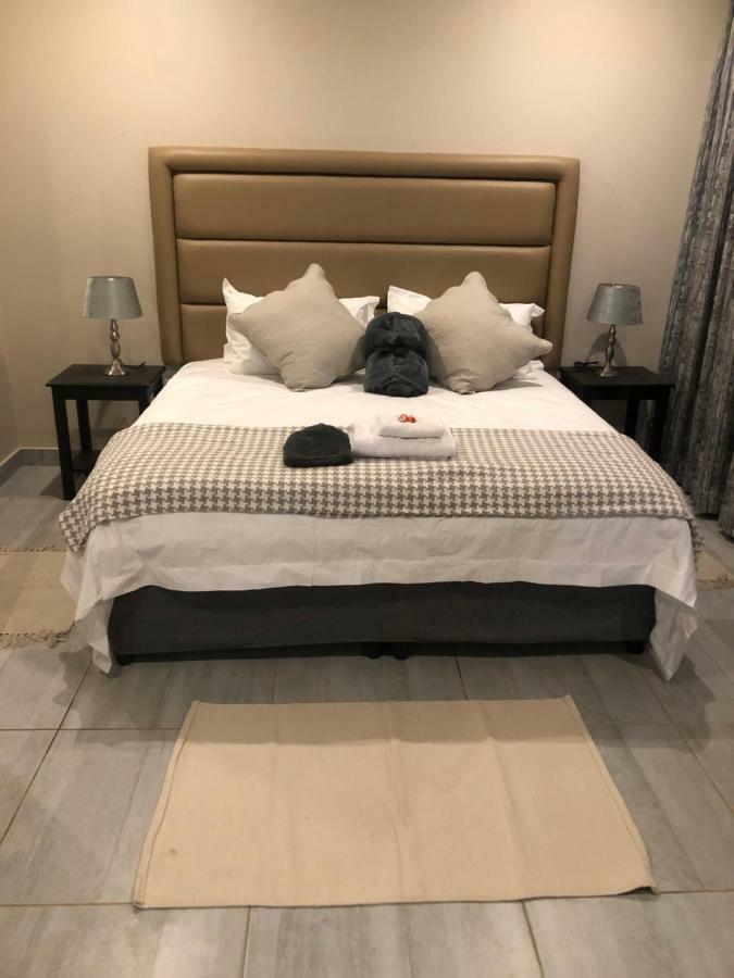8 On Acacia Guesthouse Bedfordview Bagian luar foto