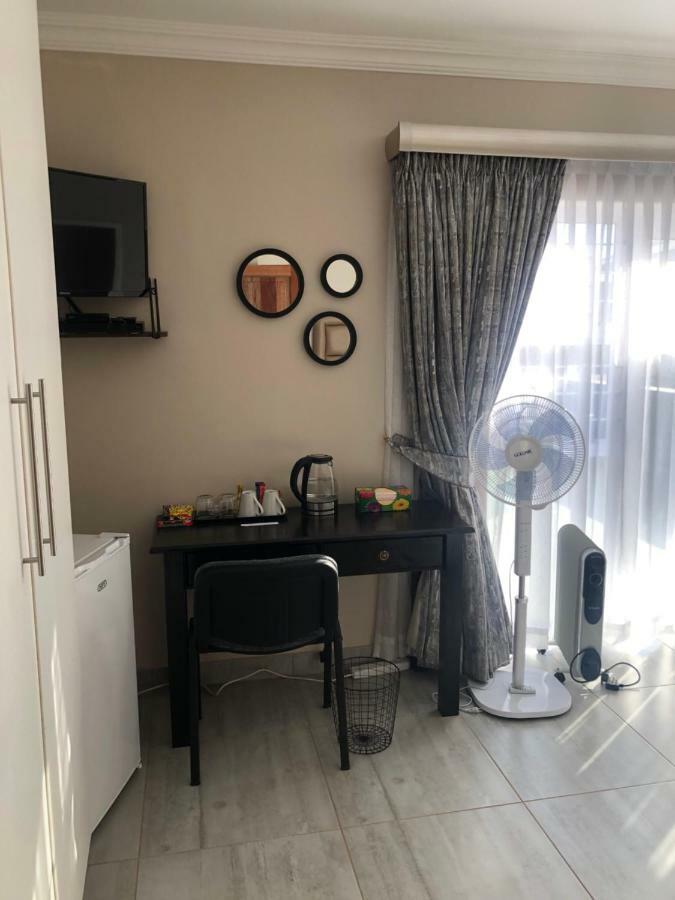 8 On Acacia Guesthouse Bedfordview Bagian luar foto