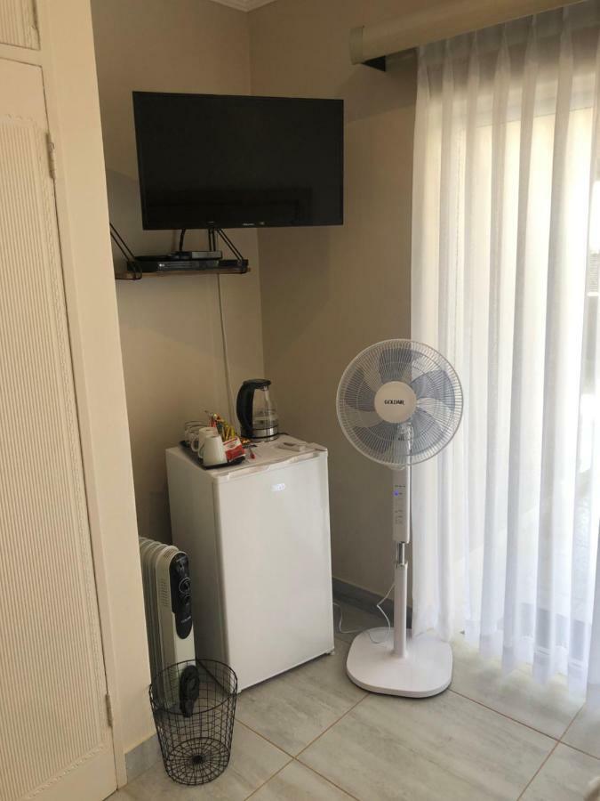 8 On Acacia Guesthouse Bedfordview Bagian luar foto