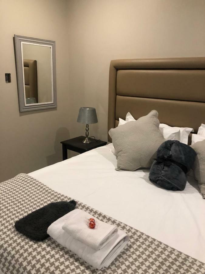 8 On Acacia Guesthouse Bedfordview Bagian luar foto