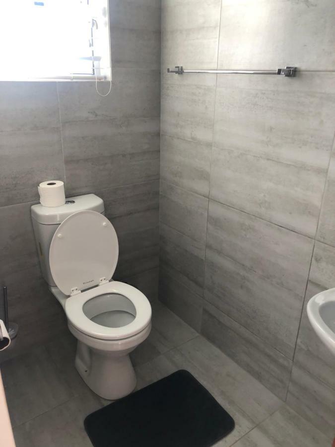 8 On Acacia Guesthouse Bedfordview Bagian luar foto
