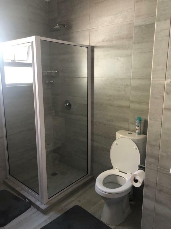 8 On Acacia Guesthouse Bedfordview Bagian luar foto