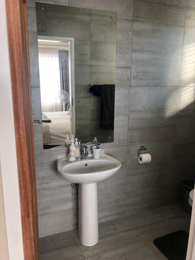 8 On Acacia Guesthouse Bedfordview Bagian luar foto