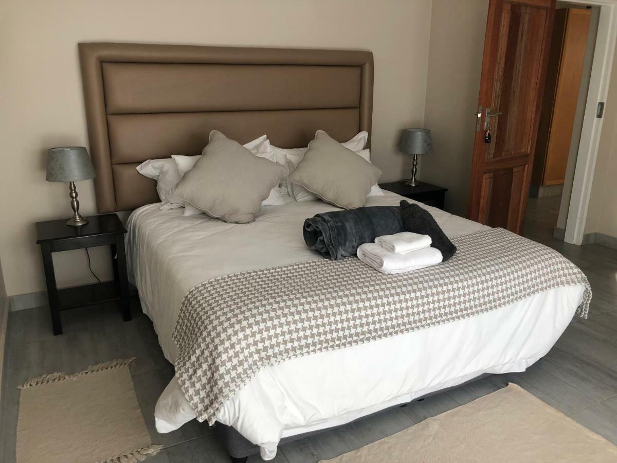 8 On Acacia Guesthouse Bedfordview Bagian luar foto