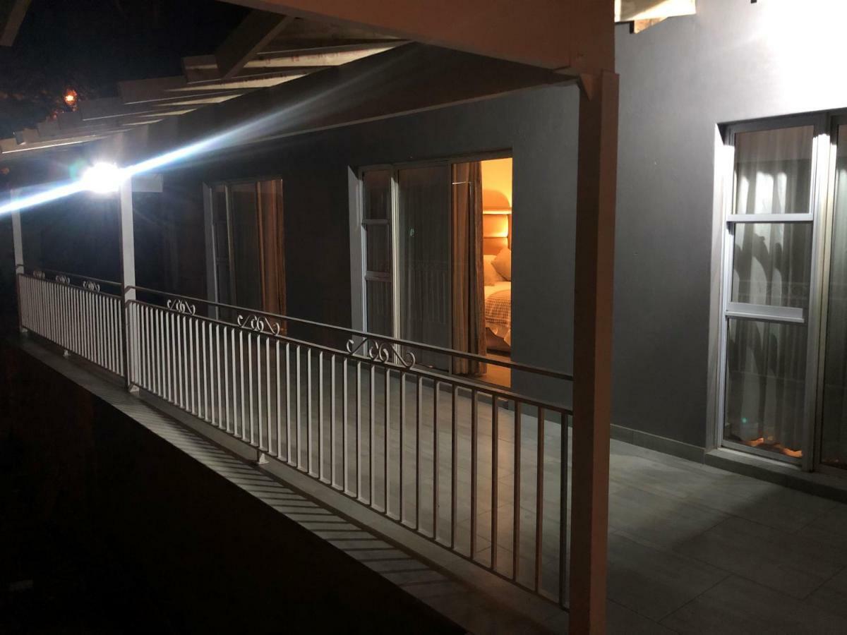 8 On Acacia Guesthouse Bedfordview Bagian luar foto