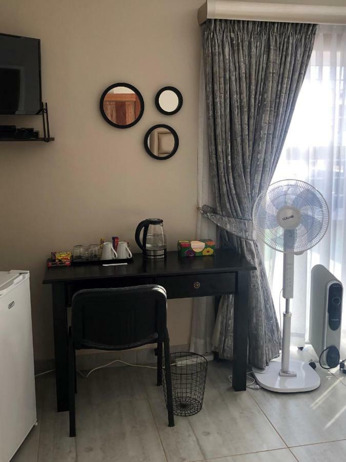 8 On Acacia Guesthouse Bedfordview Bagian luar foto