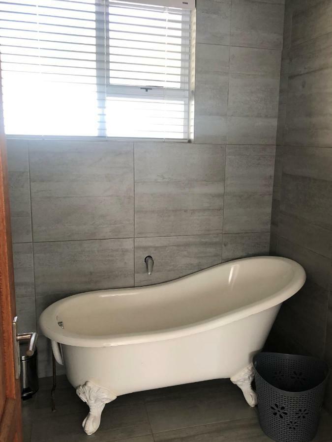 8 On Acacia Guesthouse Bedfordview Bagian luar foto