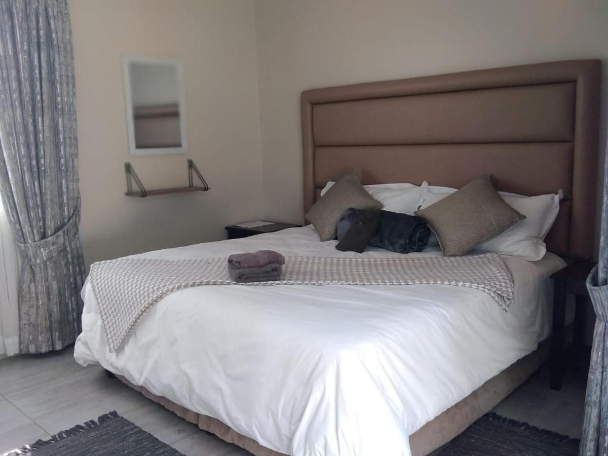 8 On Acacia Guesthouse Bedfordview Bagian luar foto