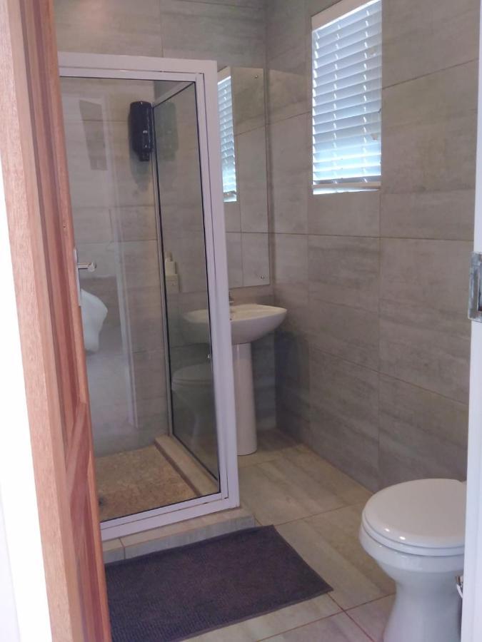 8 On Acacia Guesthouse Bedfordview Bagian luar foto