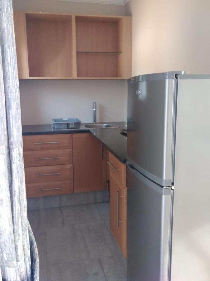8 On Acacia Guesthouse Bedfordview Bagian luar foto
